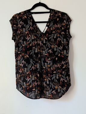 DR2 Black Floral V-Neck Short Sleeve Blouse